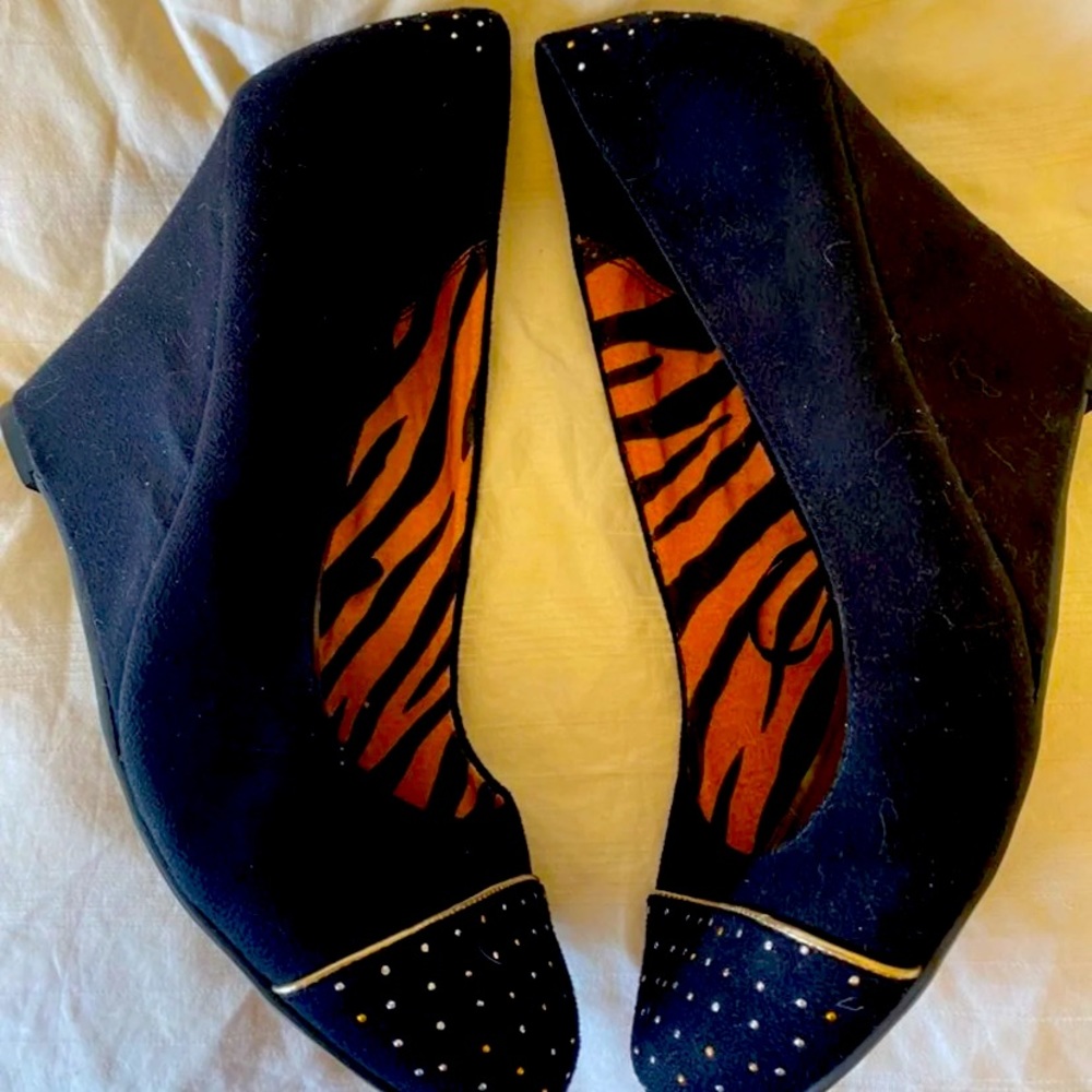 Report studded black wedges
